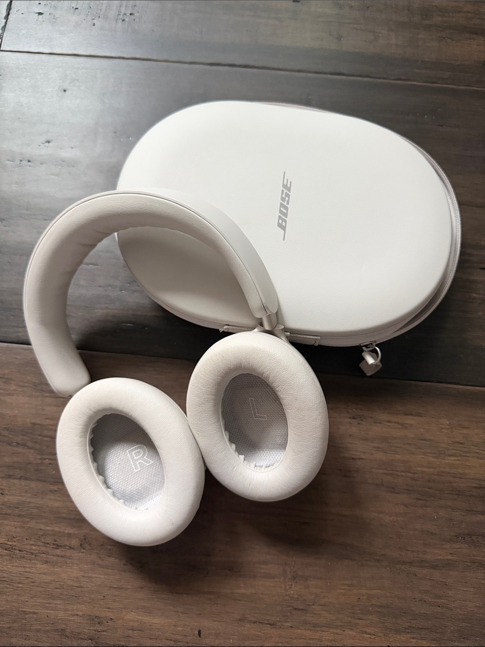 Bose Quiet Comfort Ultra Noise Cancelling Headphones and Case- White Smoke